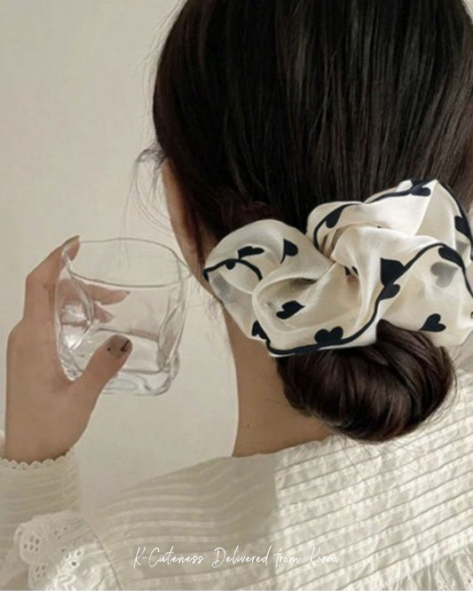 KEiKI Heart Glow Piping Scrunchie