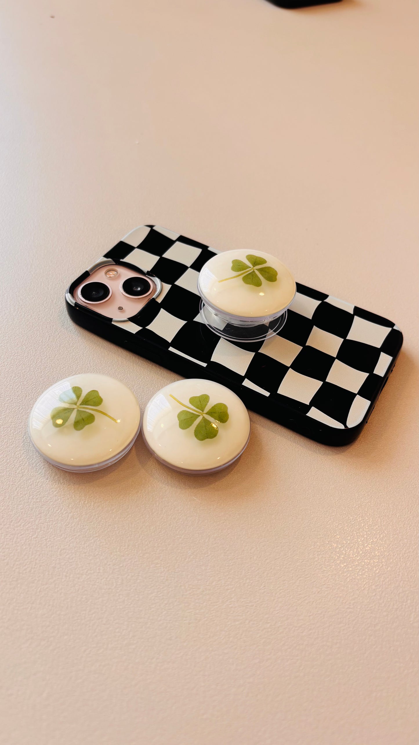 Clover pop socket