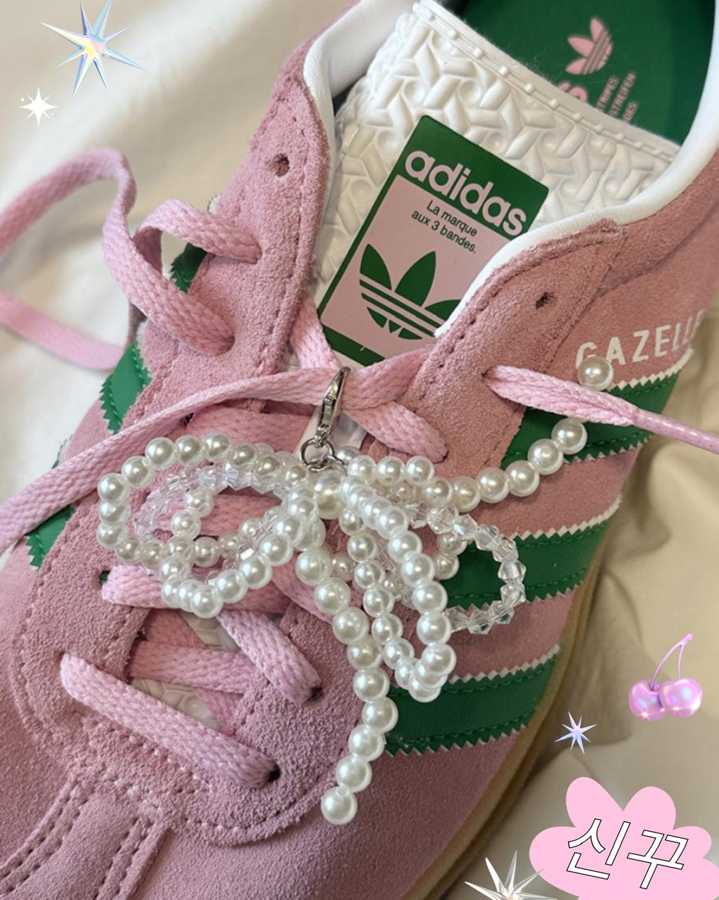 &nbsp;KEiKI Double Ribbon Sneaker Charm