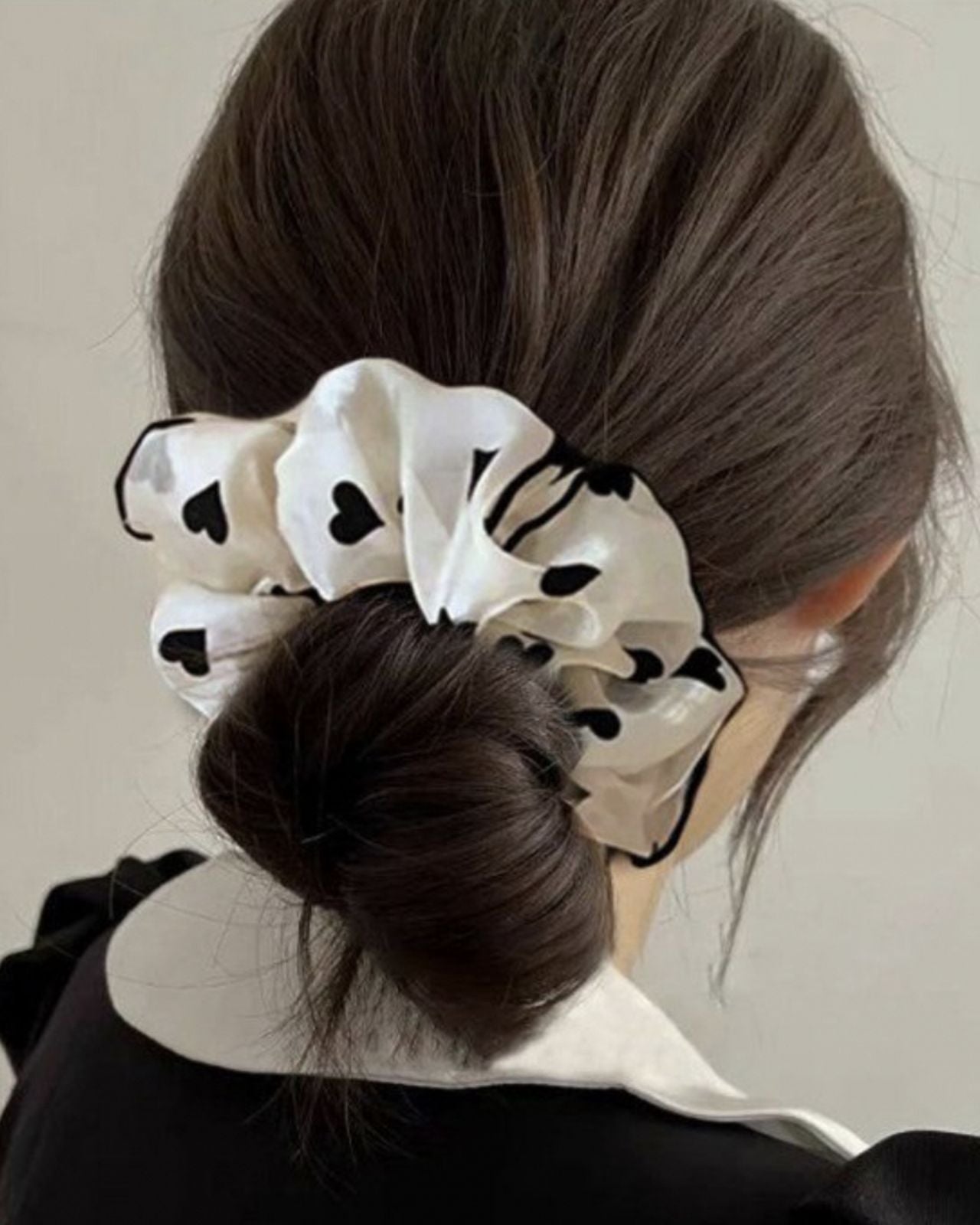 KEiKI Heart Glow Piping Scrunchie